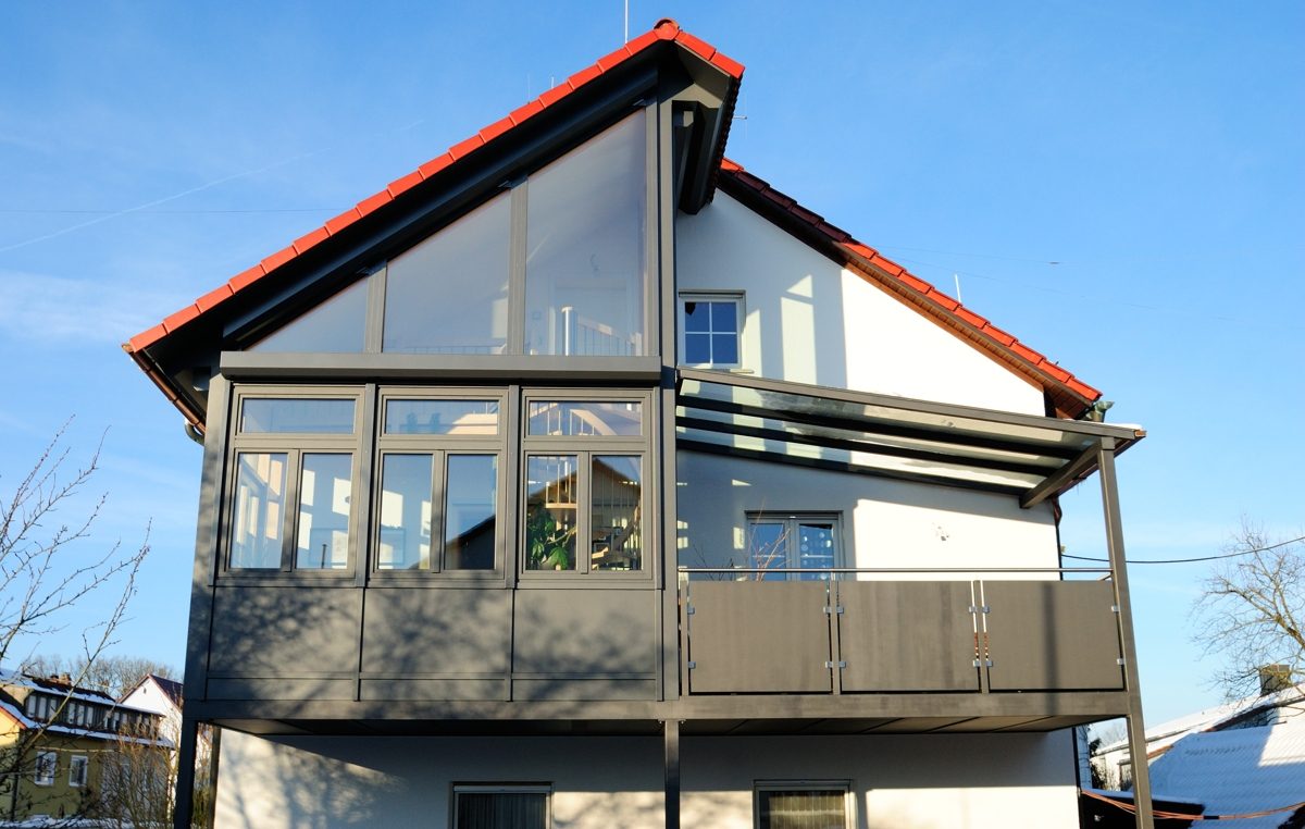 Innenausbau in Holz – Treppe, Küche und Verkleidung