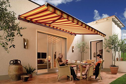 Markise als Sonnenschutz auf einer Terrasse